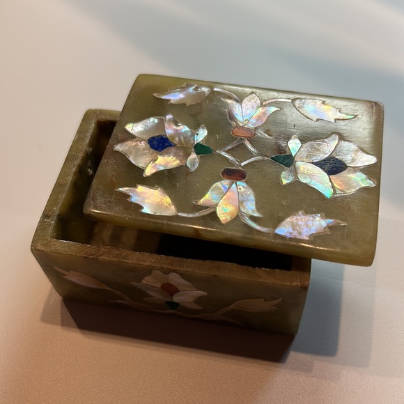 Marble Emporium Agra Trinket Box with Semi Precious Stones Floral Inlay